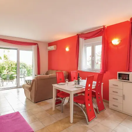 1 Bedroom Beautiful In Apartamento Makarska