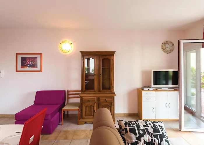 Lägenhet 1 Bedroom Beautiful In Makarska